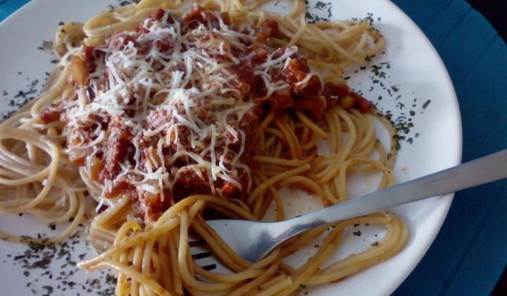 Jak uvařit ostré špagety s cuketou a salámem | recept