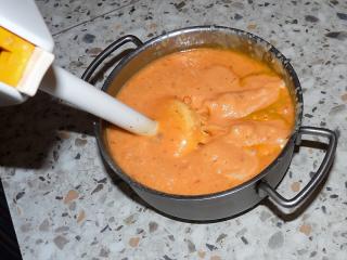 Při vaření mrkvové polévky můžeme použít mrkev jako hlavní surovinu (typickým představitelem je polévka zvaná mrkvový krém), nebo můžeme mrkvovou polévku připravovat tak, že je mrkev převládající zeleninou. Dalším způsobem jak udělat mrkvovou polévku, je použít mrkvových nudliček coby vložky (zavářky) do základní bílé polévky.