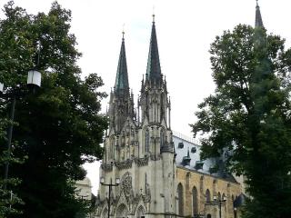 Dominantou města Olomouce je katedrála svatého Václava, zde nazývána dómem. (Katedrála značí hlavní kostel diecéze, tedy biskupův kostel). Je označována za jednu z nejkrásnějších novogotických staveb, i když je její historie starší. Její stavba byla zahájena kolem roku 1100. Pro české dějiny je olomoucká diecéze významným místem: v těsně přiléhající budově děkanství byl roku 1306 zavražděn král Václav III., čímž po meči vymřel rod Přemyslovců. Areál katedrály a biskupský palác nabízí zajímavé expozice.