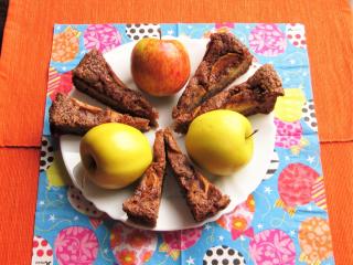 Jak upéct vláčný jablečný koláč se sladkou krustou | recept