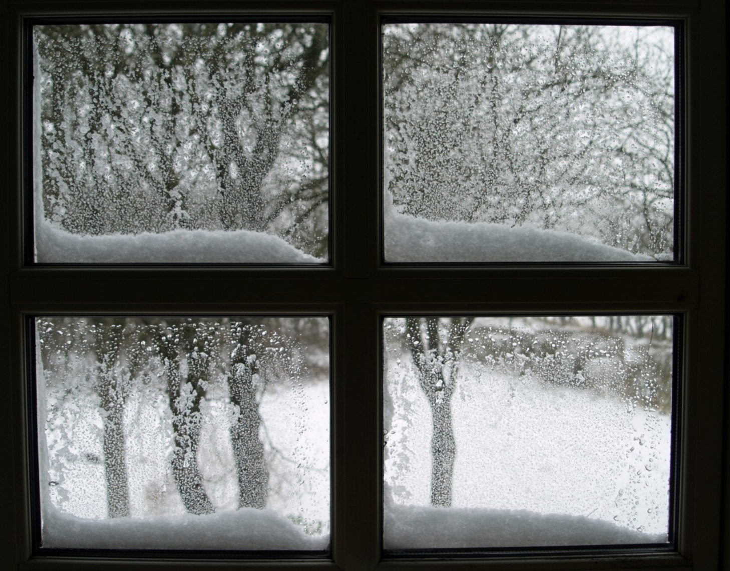 Оконная рама заметенная снегом. Фото снег за окном падает. Вечер тихий и морозный.