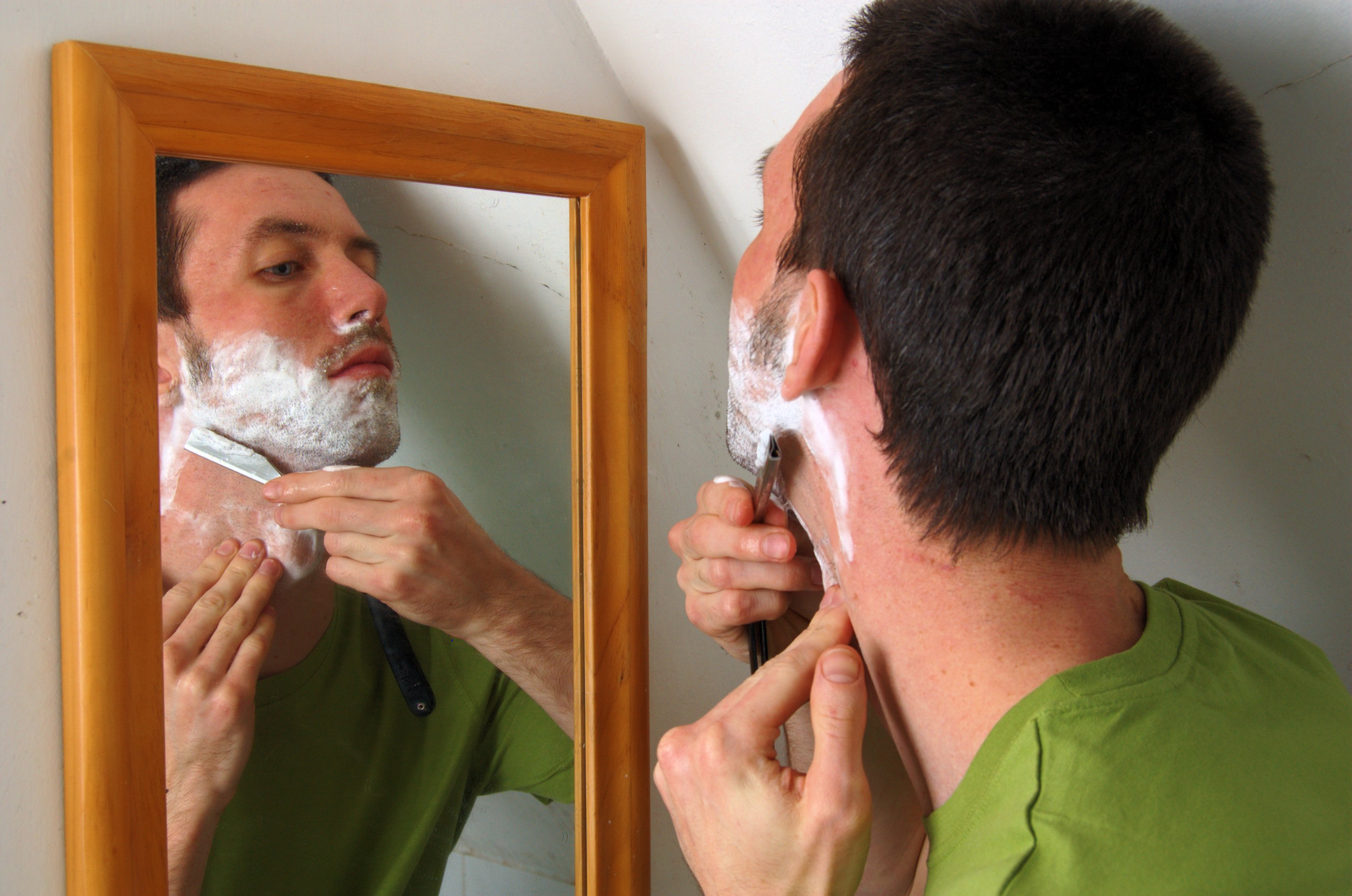 Что значит бреет. Бритье лица. Мужчина бреется опасной бритвой.