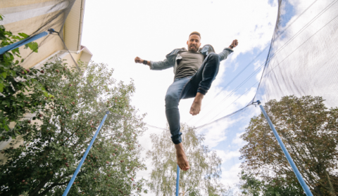 Skákání na trampolíně si užijí i dospělí, zdroj: Pexels