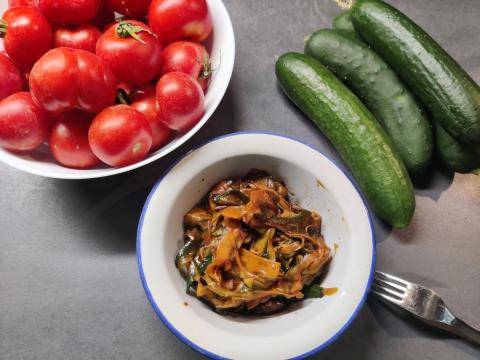 pikantní marinované okurky s mrkví | příloha k masu