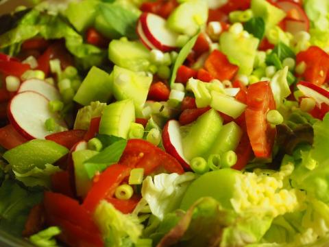 zeleninový salát, salát ze zeleniny, salát ředkvičky