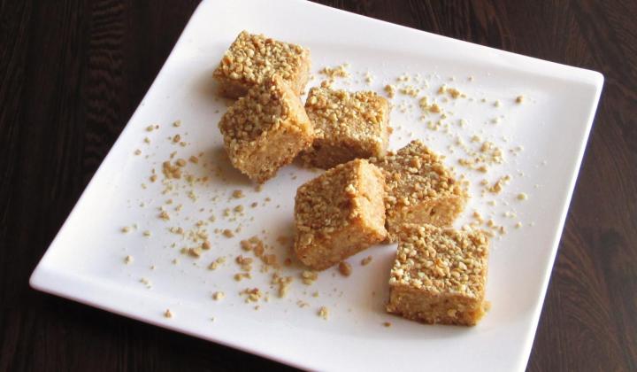 Jak upéct arašídové řezy s medem | recept na dezert Jak upéct arašídové řezy s medem | recept na dezert