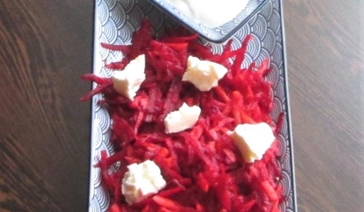 Jak připravit salát z červené řepy, mrkve a sýru Feta
