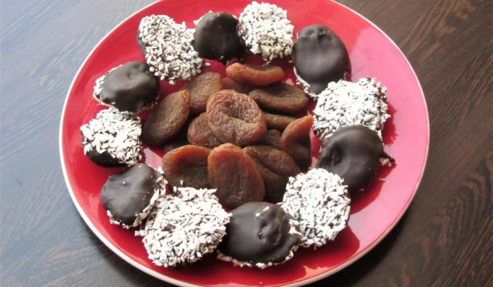 Jak připravit meruňky v hořké čokoládě a kokosu | recept na nepečené vánoční cukroví