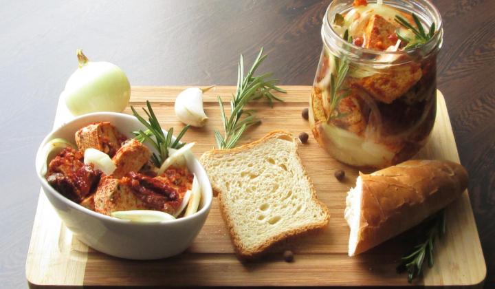 Jak naložit tofu se sušenými rajčaty | recept
