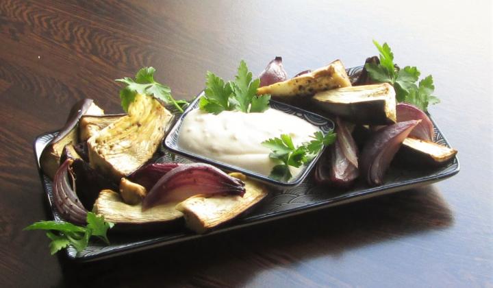 Jak připravit teplý lilkový salát s Tahini dresinkem | recept