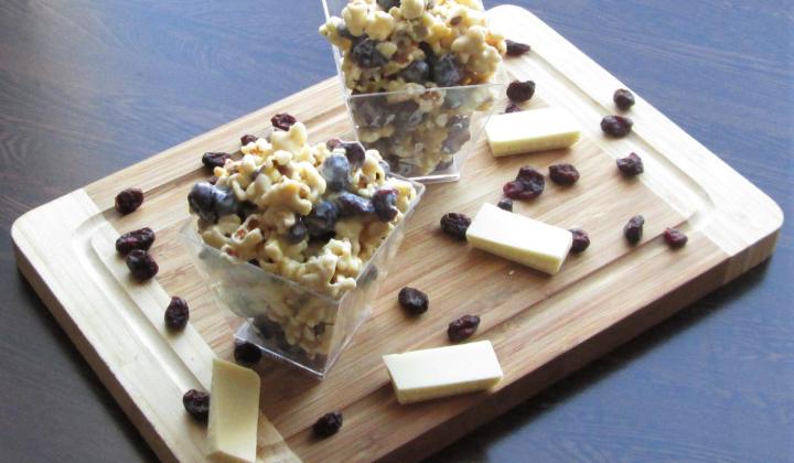 Jak připravit popcorn s bílou čokoládou a brusinkami | recept Jak připravit popcorn s bílou čokoládou a brusinkami | recept