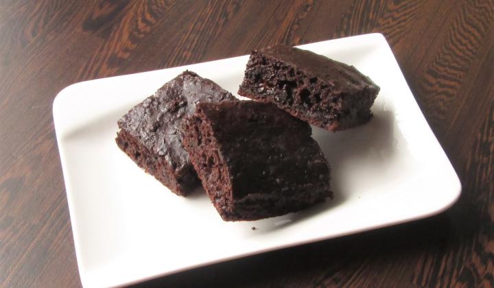 Jak upéct vláčné čokoládové řezy z červené řepy a jogurtu | recept