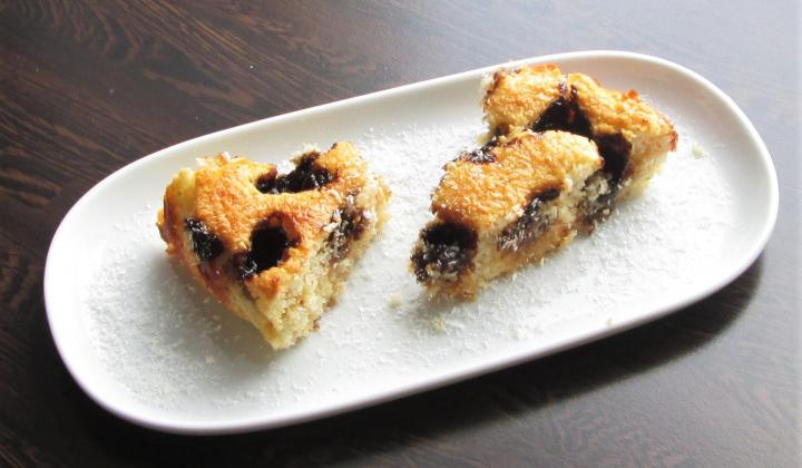 Jak upéct kokosový koláč s tvarohem a povidly | recept