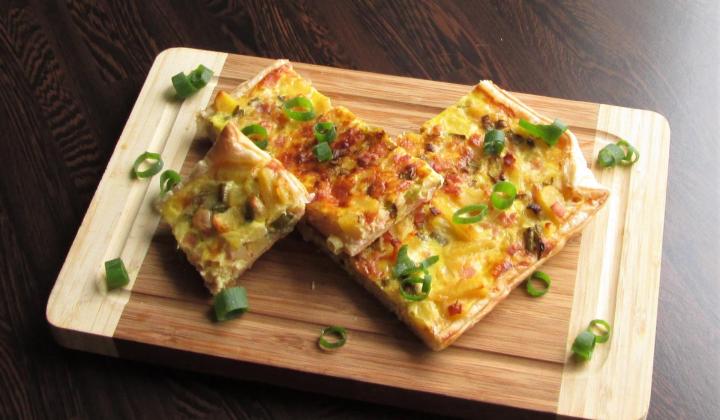 Jak upéct sytý slaný koláč z listového těsta, brambor a sýru | recept Jak upéct sytý slaný koláč z listového těsta, brambor a sýru | recept