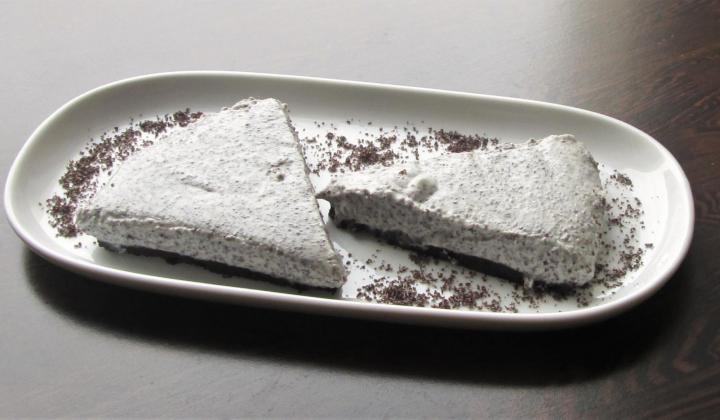 Jak připravit nepečený Oreo cheesecake s náplní z tvarohu, máku a bílé čokolády