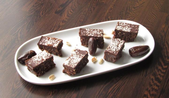 Jak připravit arašídovo-datlové tyčinky s čokoládou a kokosem | recept Jak připravit arašídovo-datlové tyčinky s čokoládou a kokosem | recept