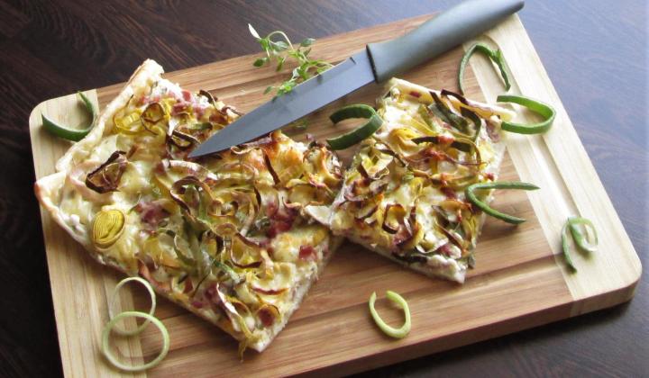 Jak upéct slaný listový koláč se slaninou, sýrem a pórkem | recept na slané pohoštění Jak upéct slaný listový koláč se slaninou, sýrem a pórkem | recept na slané pohoštění