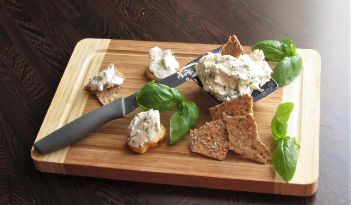 Jak si doma připravit čerstvý smetanový sýr s bylinkami | recept