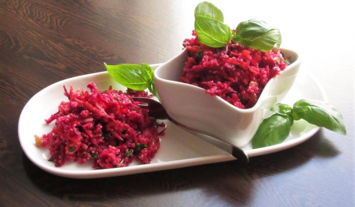 Jak z quinoy připravit zdravý salát s řepou, jablkem a rozinkami | recept