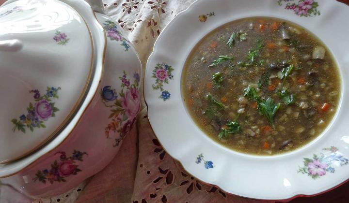 Jak uvařit houbovou polévku s kroupami | recept na podzimní polévku