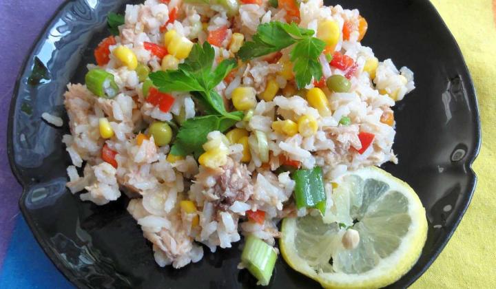 Jak připravit salát z rýže nebo kuskusu, tuňáka a zeleniny | recept na snadný rýžový salát