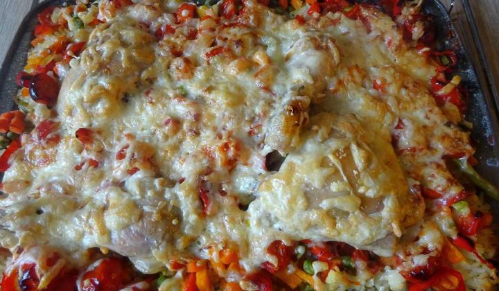 Jak upéct kuřecí stehna s rýží a zeleninou v jednom pekáčku | recept