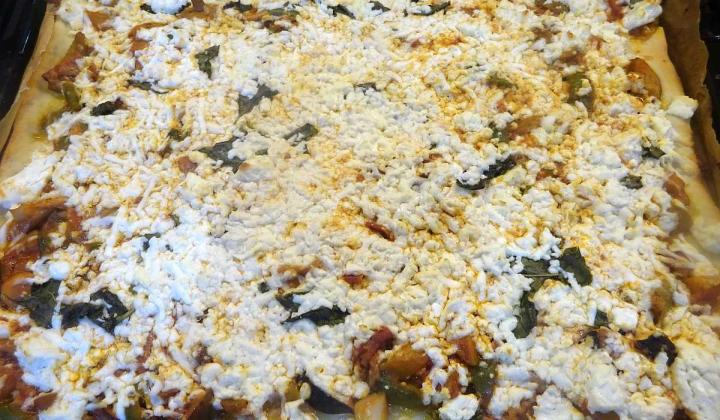 Jak upéct slaný koláč s houbami a balkánským sýrem | recept