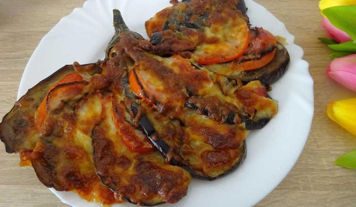 Jak zapéct lilek se slaninou, rajčaty a sýrem | snadný recept