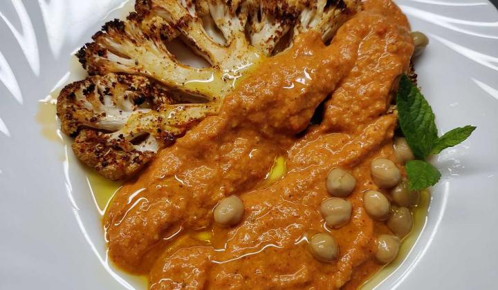 Jak upéct kořeněný květák s omáčkou z paprik | bezmasý recept