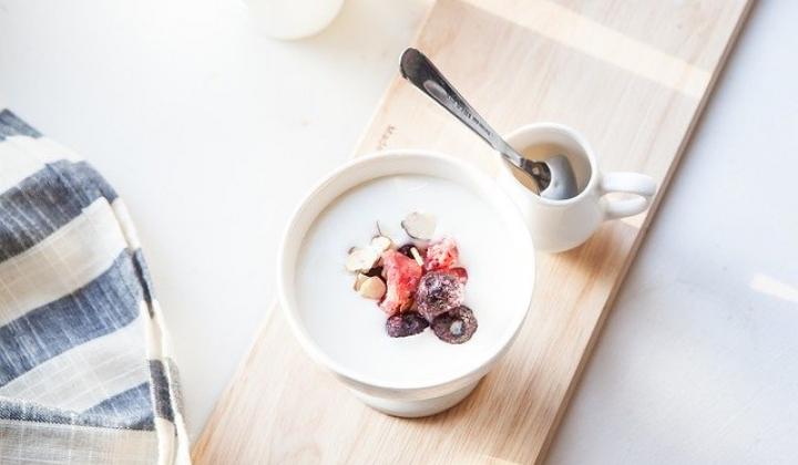 Jak jednoduše vyrobit hustý domácí jogurt bez jogurtovače | recept
