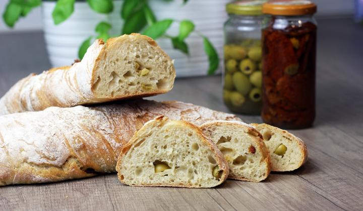 Jak na švýcarský kroucený chléb s olivami | recept