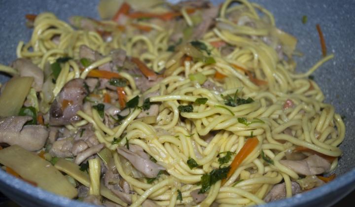 Jak připravit čínské nudle chow mein s masem a zeleninou