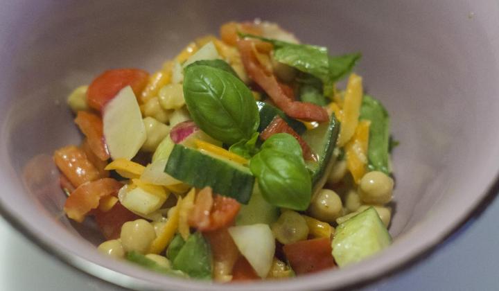 Jak připravit cizrnový salát se zeleninou a hořčičnou zálivkou