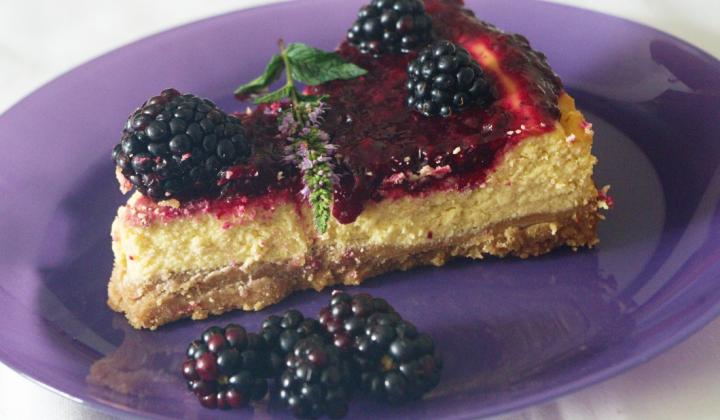 Jak připravit jednoduchý pečený cheesecake s ostružinami | nejlepší recept