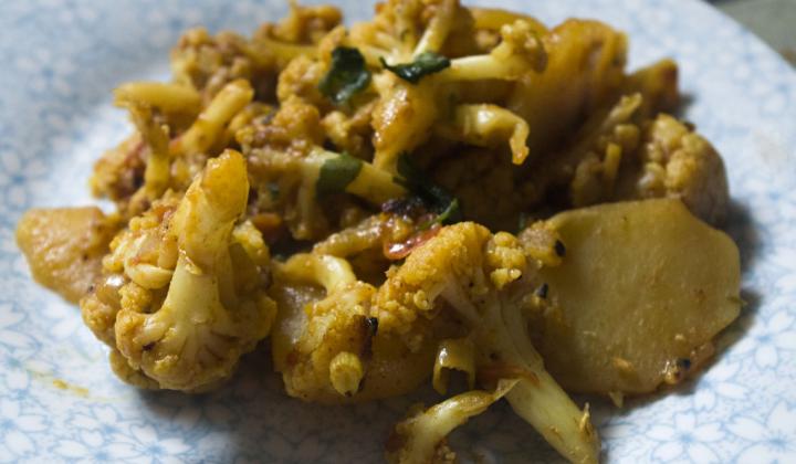 Jak připravit pikantní indický květák | recept na tradiční indický pokrm zvaný aloo gobi