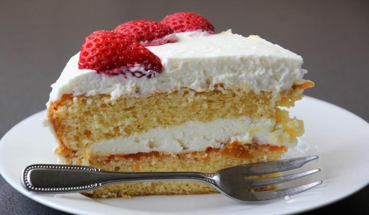 Jak připravit pruhovaný šlehačkový dort s ovocem | recept