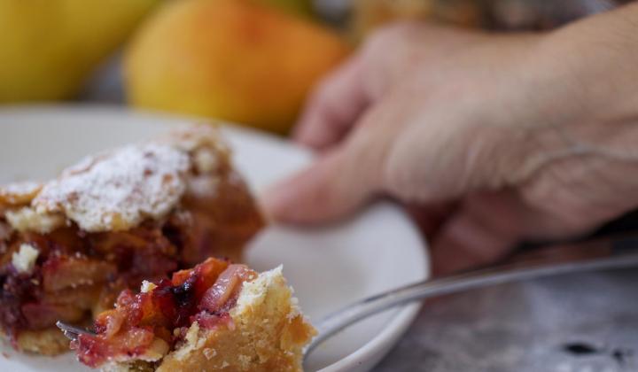 Jak upéct rebarborový sypaný koláč s ovesnými vločkami | recept