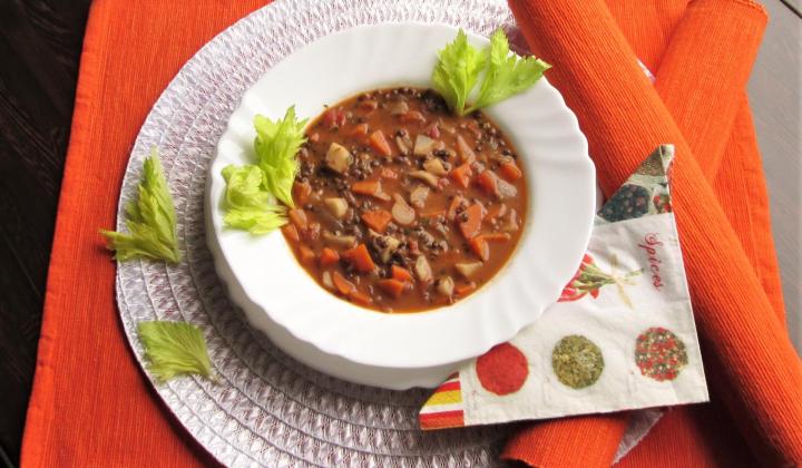 Jak uvařit kořeněnou polévku z černé čočky, zeleniny a kokosového mléka | recept