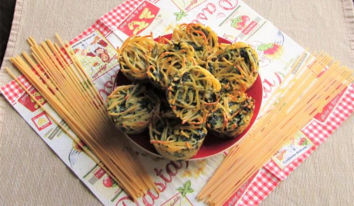 Jak upéct slané špagetové muffiny se špenátem a sýrem | recept