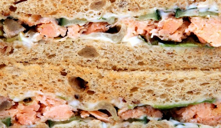 Jak připravit sendviče s uzenou makrelou a olivami | recept