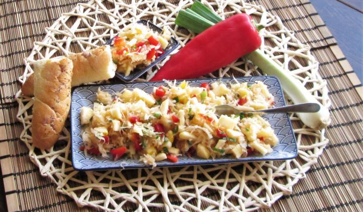 Jak připravit rychlý vitaminový salát z kysaného zelí, kapie a jablka | recept Jak připravit rychlý vitaminový salát z kysaného zelí, kapie a jablka | recept