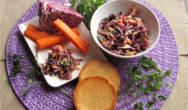 Jak připravit pestrobarevný salát z červeného zelí ochucený arašídovou zálivkou | recept Jak připravit pestrobarevný salát z červeného zelí ochucený arašídovou zálivkou | recept