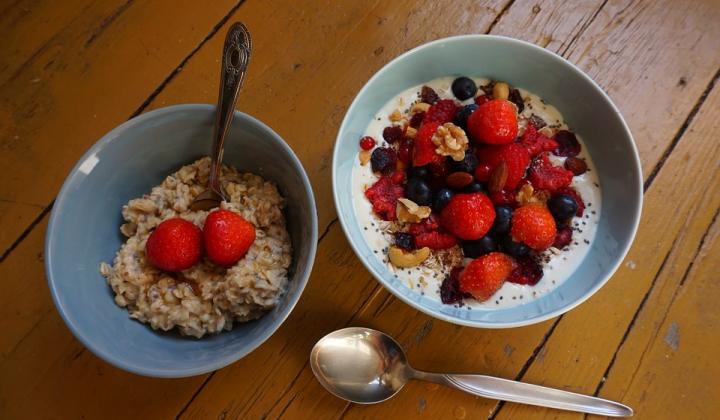 Jak přichystat salát z letního ovoce s pohankovými vločkami a smetanovou zálivkou | recept