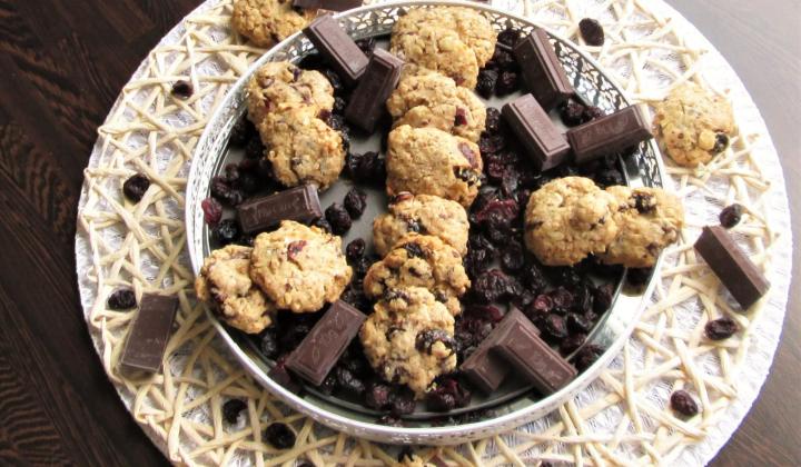 Jak upéct křehké ovesné sušenky s brusinkami a čokoládou | recept