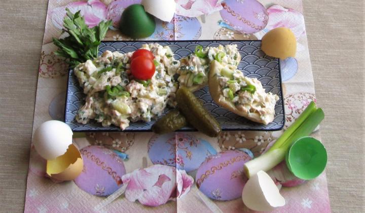 Jak připravit jarní vajíčkový salát s kuřecím masem | recept