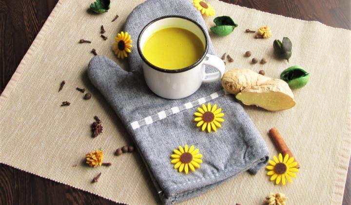 Jak připravit kořeněné kurkumové latté z kokosového mléka | recept Jak připravit kořeněné kurkumové latté z kokosového mléka | recept