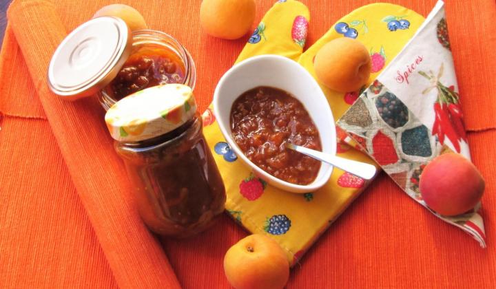 Jak připravit pikantní meruňkové čatní s kari | recept