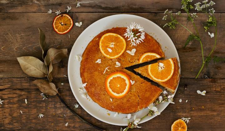Jak upéct jednoduchý pomerančový dort s ořechy | recept