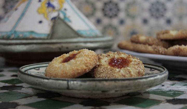 Jak na vánoční medové sušenky s černorybízovou marmeládou | recept