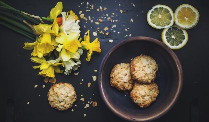 Jak upéct domácí sušenky s bílou čokoládou a lupínky | recept